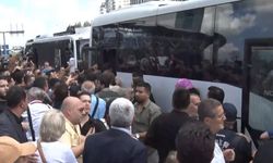 CHP İstanbul İl Başkanlığı önündeki kalabalık, polis otobüsüne saldırdı