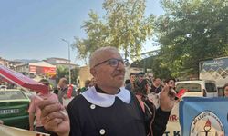 Çocuklarının yerine önlük giyen veliler, Okuma Haftasını sokaklarda kutladı