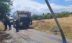 Çöp kamyonunun geri manevrası faciaya yol açtı: Temizlik görevlisinin kolu koptu
