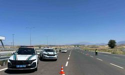 Dinlenme tesisinde unuttuğu arkadaşını almak için ters yönde ilerleyip trafiği tehlikeye attı