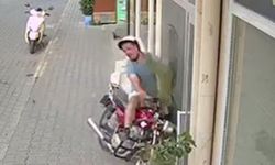 Motosiklet iş yerine girdi, kask hayat kurtardı