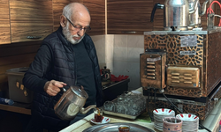 75 Yaşındaki ‘Çaycı İsmail Dede’ Çalışma Azmiyle Gençlere Örnek Oluyor