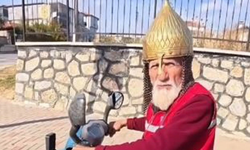 Kask Yerine Miğfer Takan Dede Görenleri Şaşırttı