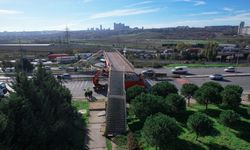 Avcılar’da iş makinesi taşıyan tır üstgeçide çarptı