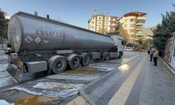 Kırmızı Işıkta Bekleyen Tırın Tekerlekleri Yandı