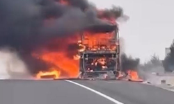 Seyir Halindeki Yolcu Otobüsü Alev Alev Yandı: 25 Yolcu Son Anda Kurtuldu