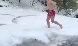 Karda Şortla Gezip Şelale Altında Antrenman Yaptı