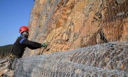 Sık Sık Heyelanların Yaşandığı 2 Bin Rakımlı Dağ Çelik Ağlarla Örülüyor