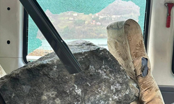 Artvin'de Minibüsün Üzerine Dev Kayalar Düştü, 3 Kişi Şans Eseri Kurtuldu