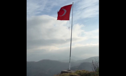 Yıpranan Bayrak Değiştirilmeyi Bekliyor