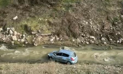 Bolu'da Kontrolden Çıkan Otomobil Dereye Böyle Uçtu: 3 Yaralı
