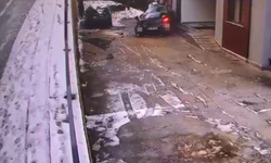 Buzlanan Yolda Kontrolden Çıkan Cip Sitenin Bahçesine Uçtu