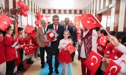 Yeni Döneme Ay-yıldızlı Bayrakla Başladılar