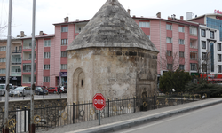 Gün Boyu İnsanlar Fark Etmeden Yanından Geçiyor