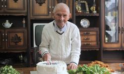 Asırlık Dede, 102'nci Yaşını Pasta Keserek Karşıladı