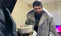 Evden Çıkmayan Telefon Bağımlısı Genç 25. Yaşına Bilgisayar Başında Girdi