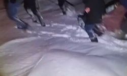 85 Yaşındaki Hasta Leğenle Taşınarak Ambulansa Ulaştırıldı