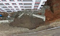 Trabzon'da İstinat Duvarı Çöktü, 9 Katlı Bina Zarar Gördü