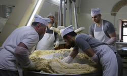 Bayram Öncesi İmalathanelerde Saray Helvası Mesaisi