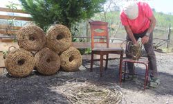 Doğadan Topluyor, Türkülerle Örüyor