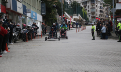 Hurda Malzemelerden Yaptıkları Araçlarla Yokuş Aşağı Yarıştılar