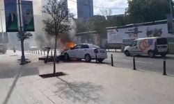 Benzin Deposu Sızan Otomobilin El Frenini Çekmeyi Unuttu, Tabeleya Çarpan Araç Alev Alev Yandı
