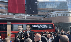 CHP Genel Merkezi Önünde Gerginlik: Su Şişeleri Havada Uçuştu