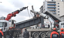 Açık Damper Faciası! Kamyon Üst Geçidi Yıktı, Yaralılar Var