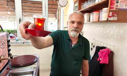 Çay Demlerken Şiir Yazıyor: 40 Yıllık Çaycı Şiirleriyle Gönül Isıtıyor