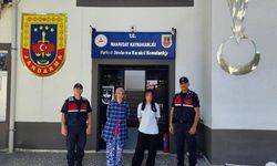 Sınavdan Çıkan Çocuğunu Çiçeklerle Karşıladı