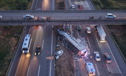 TEM'de halı yüklü tır ile otomobil çarpıştı: 6 yaralı