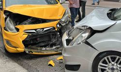 Samsun'da Otomobiller Kafa Kafaya Girdi: 2 Yaralı