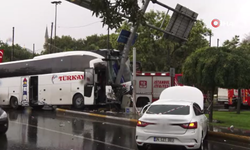 Yolcu Otobüsü İle Otomobil Çarpıştı: 30 Yaralı