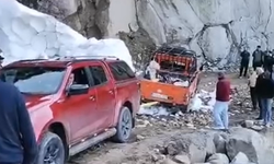 Arhavi’de Yayla Yolunda Kar Sürprizi: Mahsur Kalan Araç Kurtarıldı