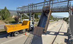 Damperi Açık Kalan Tır Üst Geçide Takıldı: 1 Yaralı
