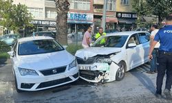 Samsun'da Karşıdan Gelen Otomobile Çarptı: 2 Yaralı