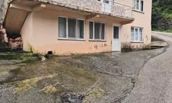 Her Yağmurda Evlerinin Altından Dere Geçiyor