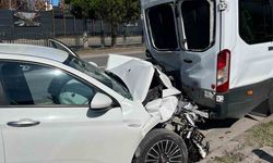 Samsun'da Otomobil Minibüse Çarptı: 4 Yaralı