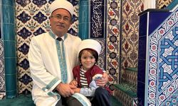 Namaz Biter Bitmez Hocasına Koştu