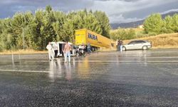 Otomobil İle Tır Birbirine Girdi: 4 Yaralı