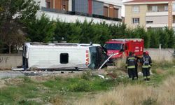 Servis Minibüsü İle Otomobil Birbirine Girdi 8'i Çocuk 9 Yaralı