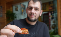 Acısız Yaşayamıyor: Tatlıya Bile Pul Biber Atıp Yiyor