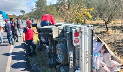 Devrilen kamyonetteki biri bebek 3 kişi yaralandı