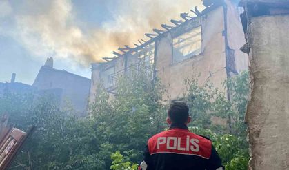 Alevlere teslim olan ev küle döndü