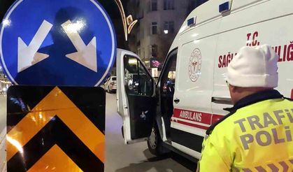 Refüjdeki trafik levhasına çarpan motosikletteki baba ve oğlu yaralandı