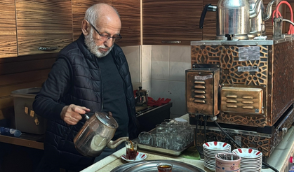 75 Yaşındaki ‘Çaycı İsmail Dede’ Çalışma Azmiyle Gençlere Örnek Oluyor