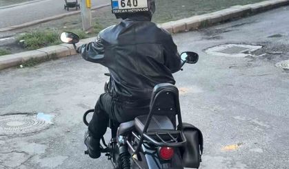 Düşen Plakasını Kaskına Bantlayıp Yoluna Devam Ettim