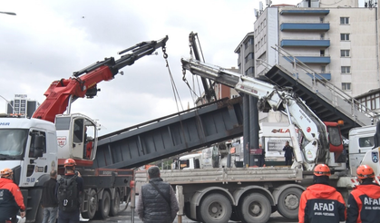 Açık Damper Faciası! Kamyon Üst Geçidi Yıktı, Yaralılar Var