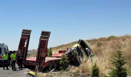 Tır Şarampole Devrildi: 1'i ağır 3 yaralı