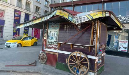 Eruzurum'da Otobüs Tarihi Büfeye Çarptı